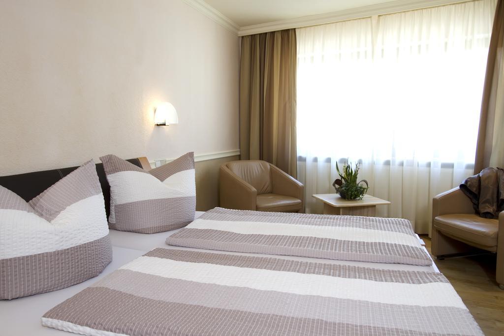 Gaestehaus Hebinger Am Schlosspark Deidesheim Room photo