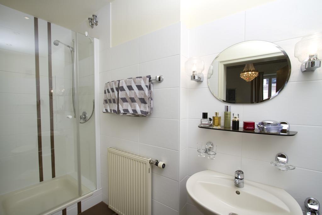 Gaestehaus Hebinger Am Schlosspark Deidesheim Room photo
